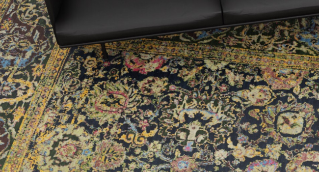 Dieser antike Sultanabad Teppich wurde auf Mass gefertigt.