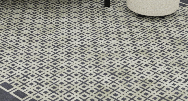 Dieser grafische tibet Teppich wurde auf Kundenwunsch massgefertigt.